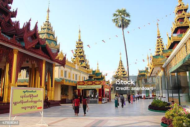 Templos E Locais No Grande Pagodade Shwedagon Yangon - Fotografias de stock e mais imagens de Ao Ar Livre