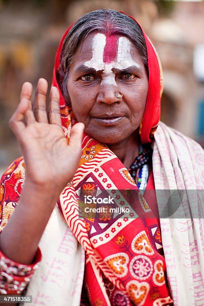 Portret Święty Sadhu Kobieta - zdjęcia stockowe i więcej obrazów Aktywni seniorzy - Aktywni seniorzy, Azjaci, Ceremonialny makijaż