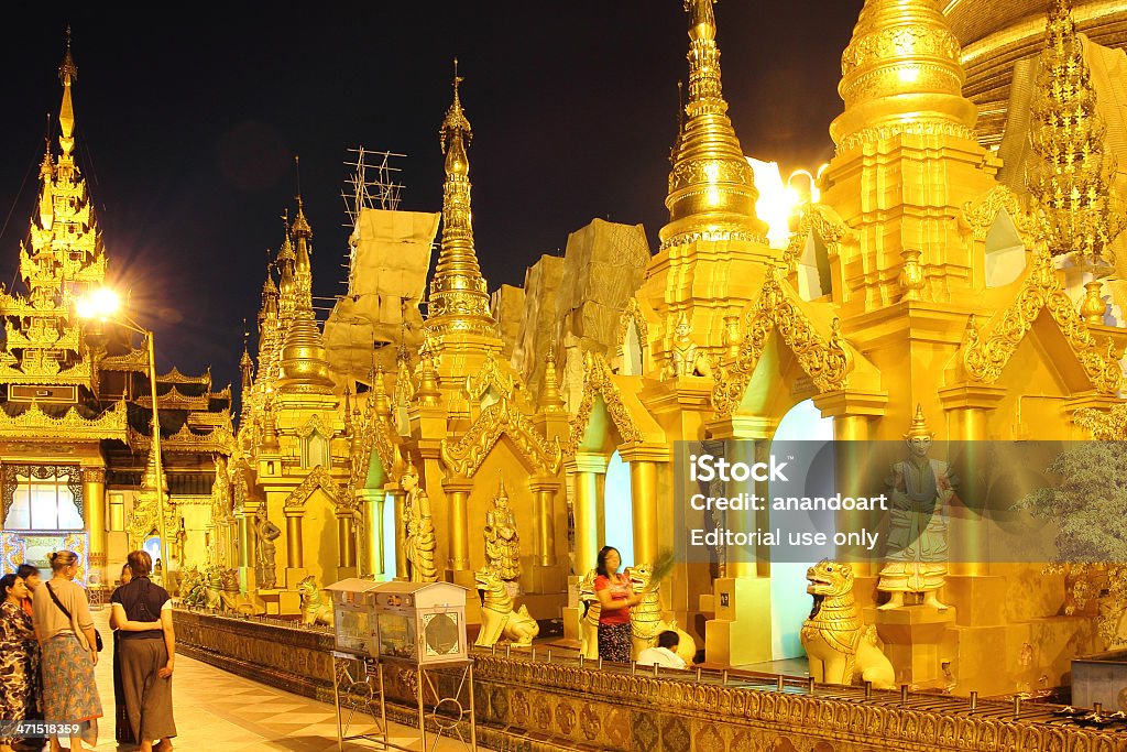 Detalhe do Pagode de Shwedagon à noite - Foto de stock de Arcaico royalty-free