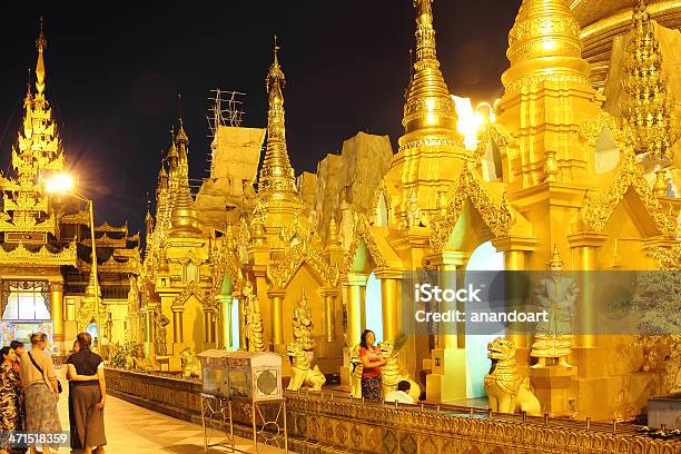 Foto de Detalhe Do Pagode De Shwedagon À Noite e mais fotos de stock de Arcaico - Arcaico, Arquitetura, Buda