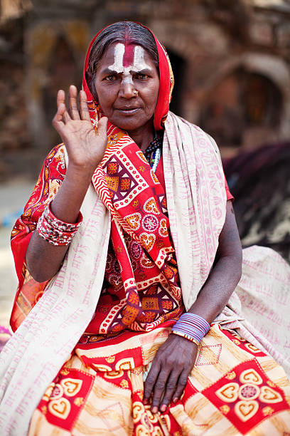 портрет святой садху женщина - india sadhu nepalese culture nepal стоковые фото и изображения