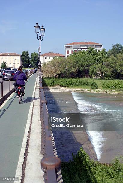 Camminare Intorno A Parma - Fotografie stock e altre immagini di Adulto - Adulto, Ambientazione esterna, Bicicletta