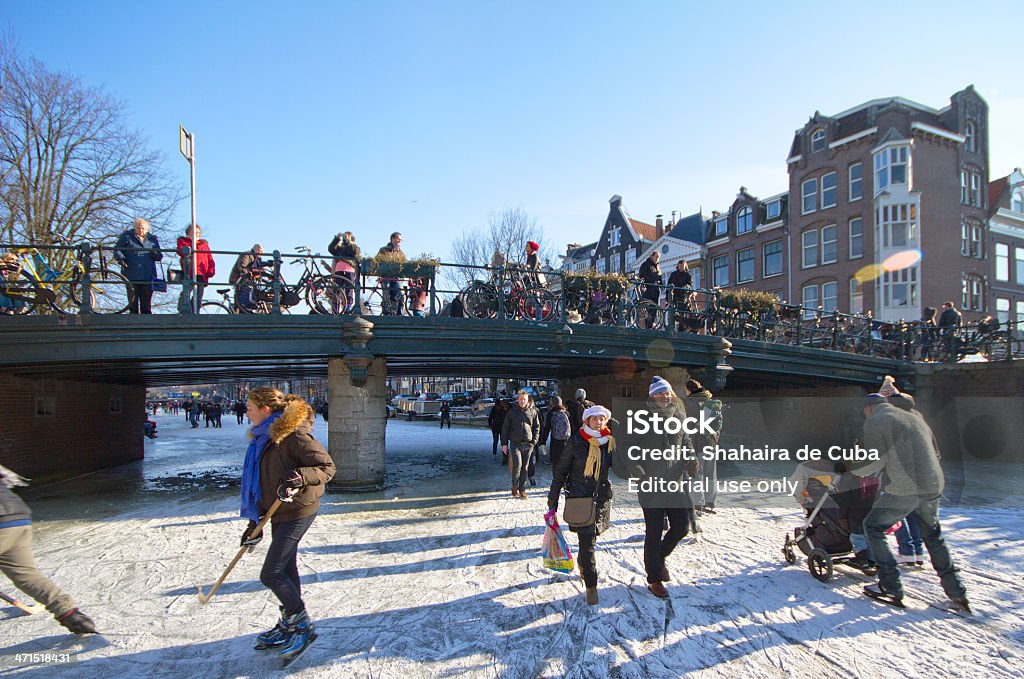 Pista de patinaje sobre hielo en los canales de Amsterdam - Foto de stock de Aire libre libre de derechos