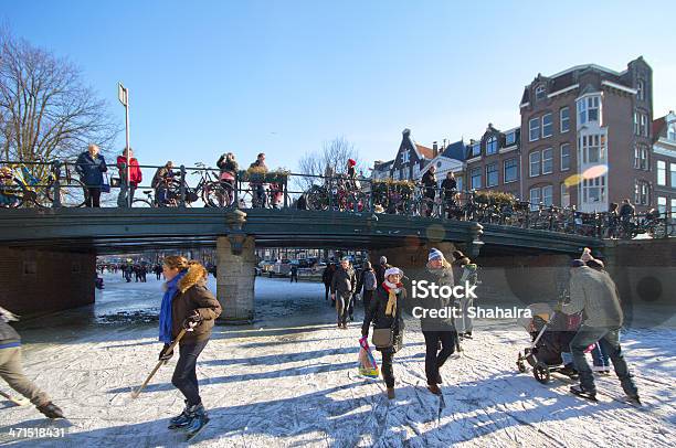 Pista De Patinaje Sobre Hielo En Los Canales De Amsterdam Foto de stock y más banco de imágenes de Aire libre