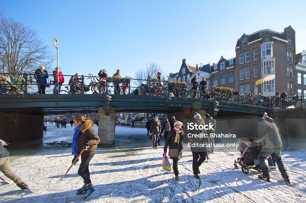 Patinação no gelo com os canais de Amsterdã - Foto de stock de Amsterdã royalty-free