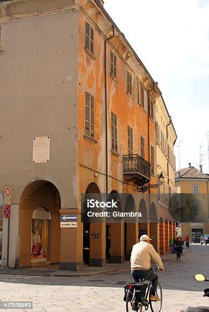 Camminare Intorno A Parma - Fotografie stock e altre immagini di Adulto - Adulto, Ambientazione esterna, Bicicletta