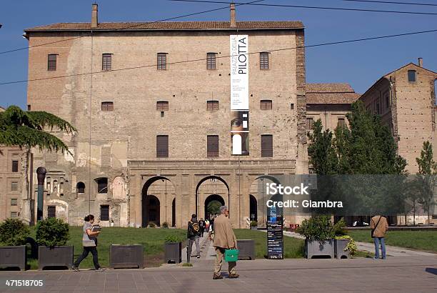 Pilotta Square - Fotografie stock e altre immagini di 40° anniversario - 40° anniversario, Adulto, Autunno