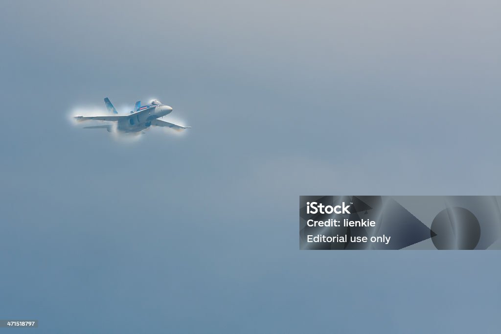 Avispón Rompe la barrera del sonido - Foto de stock de McDonnell Douglas FA-18 Hornet libre de derechos