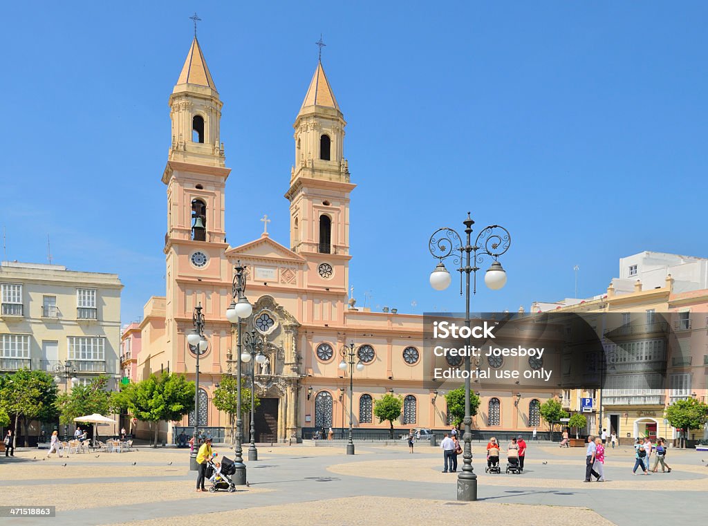 Passeggini a Cadice Plaza de Chiesa di San Antonio - Foto stock royalty-free di Adulto