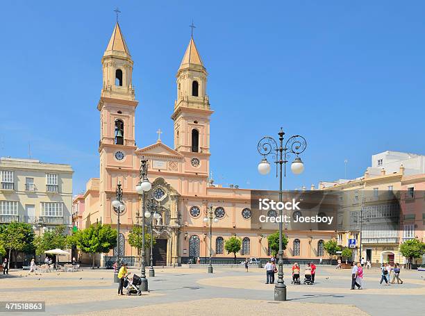 Passeggini A Cadice Plaza De Chiesa Di San Antonio - Fotografie stock e altre immagini di Adulto - Adulto, Adulto in età matura, Ambientazione esterna