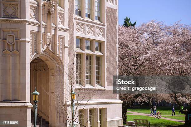 Budynek Przy Quadrangle Na Kampus Uniwersytetu Waszyngton W Seattle - zdjęcia stockowe i więcej obrazów Budynek edukacyjny