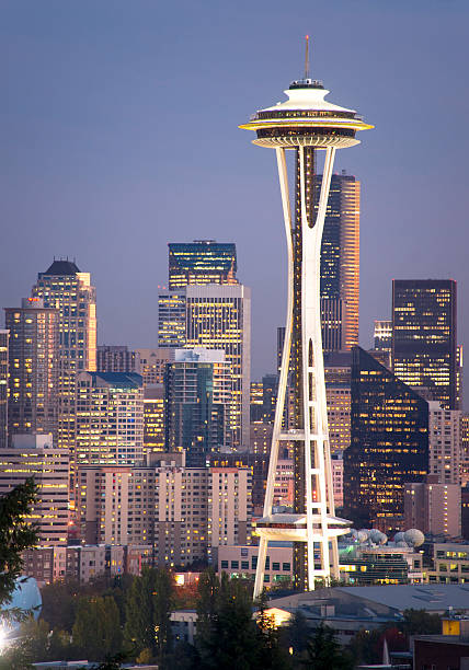 edificios del centro de la ciudad de seattle, washington, space needle atardecer vertical - seattle night skyline architecture and buildings fotografías e imágenes de stock