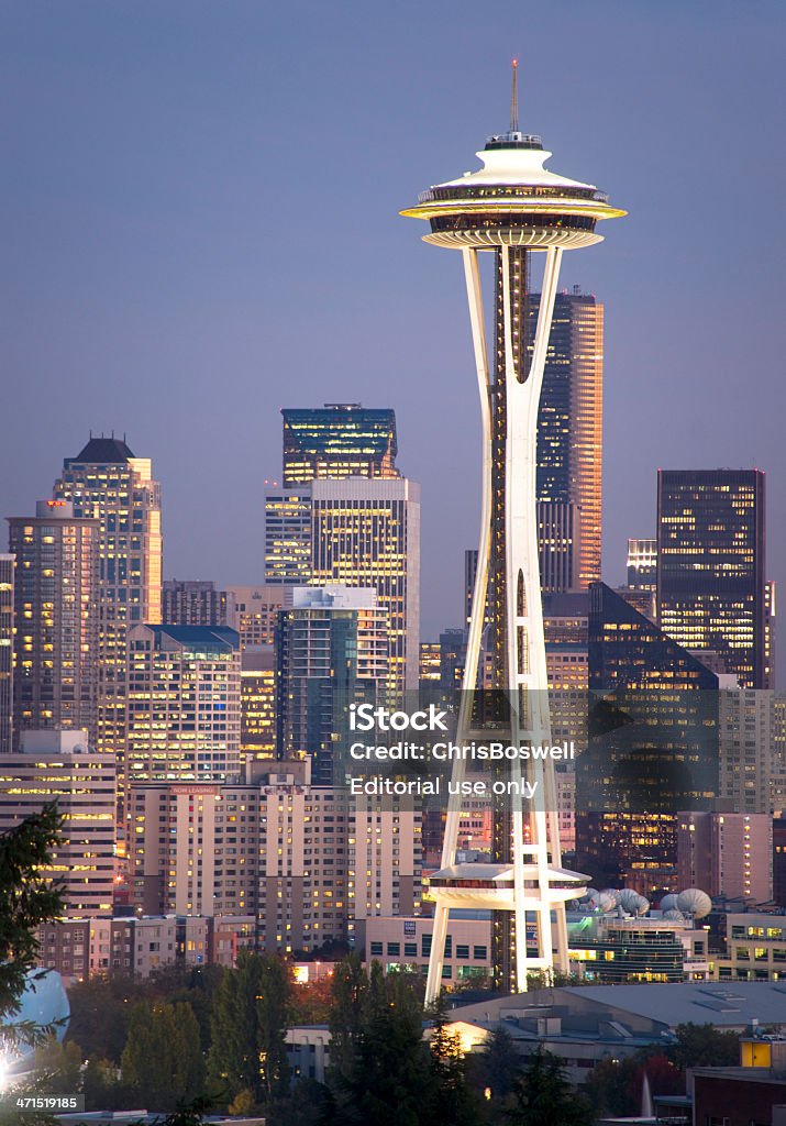 Budynki w centrum miasta Seattle w stanie Waszyngton Zachód słońca pionowe Space Needle - Zbiór zdjęć royalty-free (Seattle)