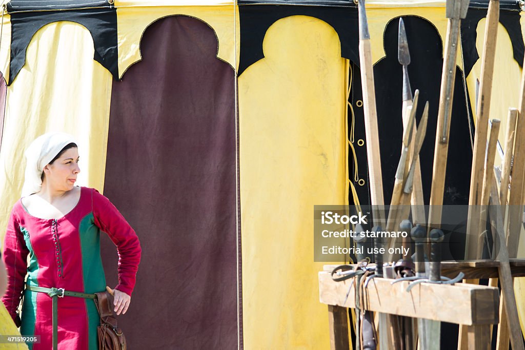 Mädchen gekleidet als eine mittelalterliche Dame auf farbigen Hintergrund - Lizenzfrei Bühnenkostüm Stock-Foto