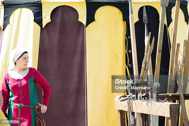 Mädchen Gekleidet Als Eine Mittelalterliche Dame Auf Farbigen Hintergrund Stockfoto und mehr Bilder von Bühnenkostüm