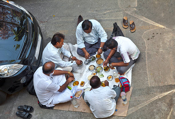 공중 뷰 인도어 드라이버를 갖는 ipod 도크, 소풍 - shoe men indian culture indian ethnicity 뉴스 사진 이미지
