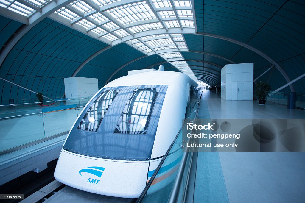 Futuristico treno - Foto stock royalty-free di Aerodinamico