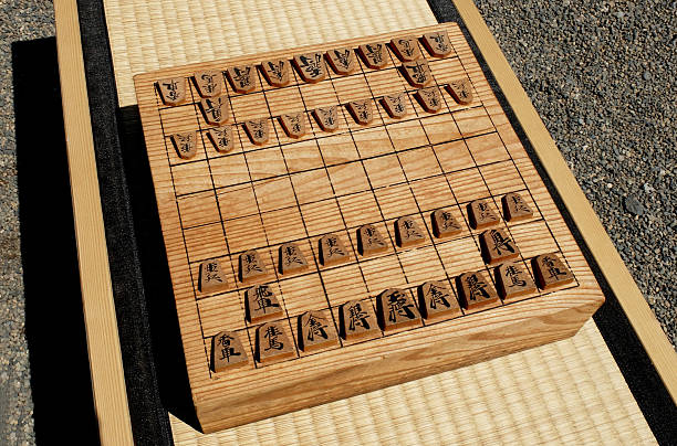 drewniane szachy na stole rattanu japonii - wicker mat zdjęcia i obrazy z banku zdjęć