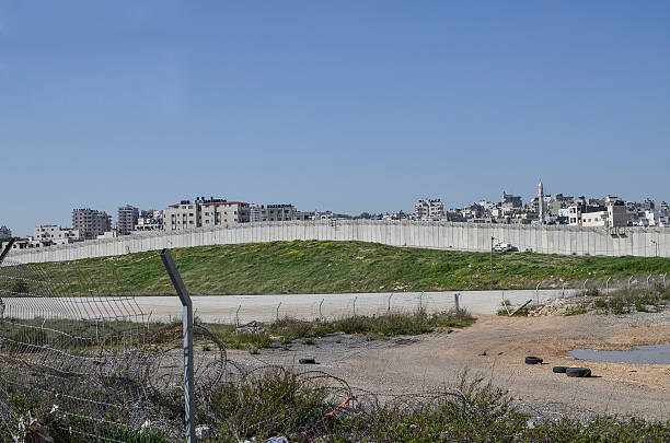 israeliano barriera west bank - israeli military marking territory alternative lifestyle hopelessness foto e immagini stock