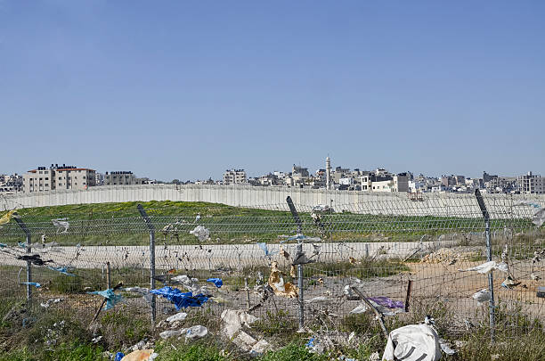 israeliano barriera west bank - israeli military marking territory alternative lifestyle hopelessness foto e immagini stock