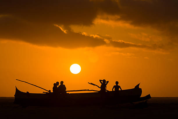zachód słońca na malgaski ławka rezerwowych - indian ocean zdjęcia i obrazy z banku zdjęć
