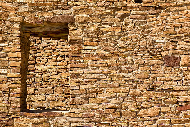 pueblo del arroyo ruínas-parque histórico nacional da cultura chaco - window brick wall north american tribal culture building exterior imagens e fotografias de stock