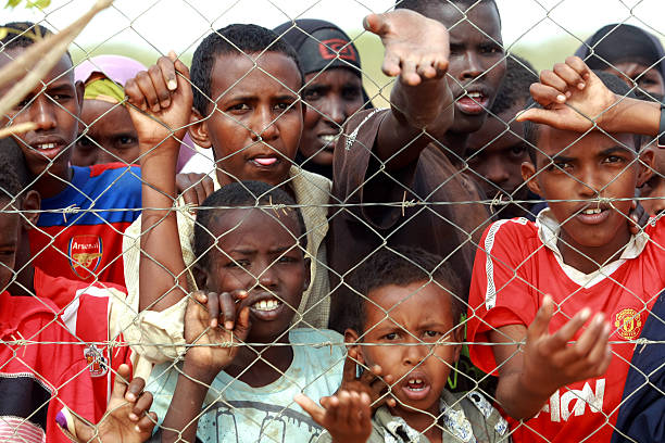 голод в дадаабском лагере беженцев в африке - somalian culture стоковые фото и изображения