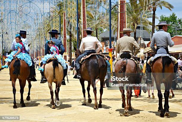 Riders На Лошади Ходьба — стоковые фотографии и другие картинки Андалусия - Андалусия, Веселье, Взрослый