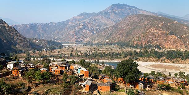 美しい村にネパール-ヒマラヤ foothils - mountain himalayas india cabin ストックフォトと画像