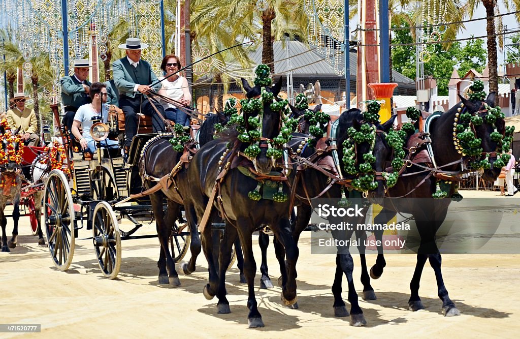 Pessoas em carruagem de cavalos - Foto de stock de Adulto royalty-free