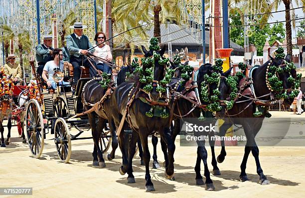 Foto de Pessoas Em Carruagem De Cavalos e mais fotos de stock de Adulto - Adulto, Andaluzia, Arte, Cultura e Espetáculo