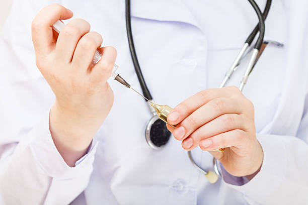 enfermera jeringa de viales llenados - surgical needle syringe prick injecting fotografías e imágenes de stock