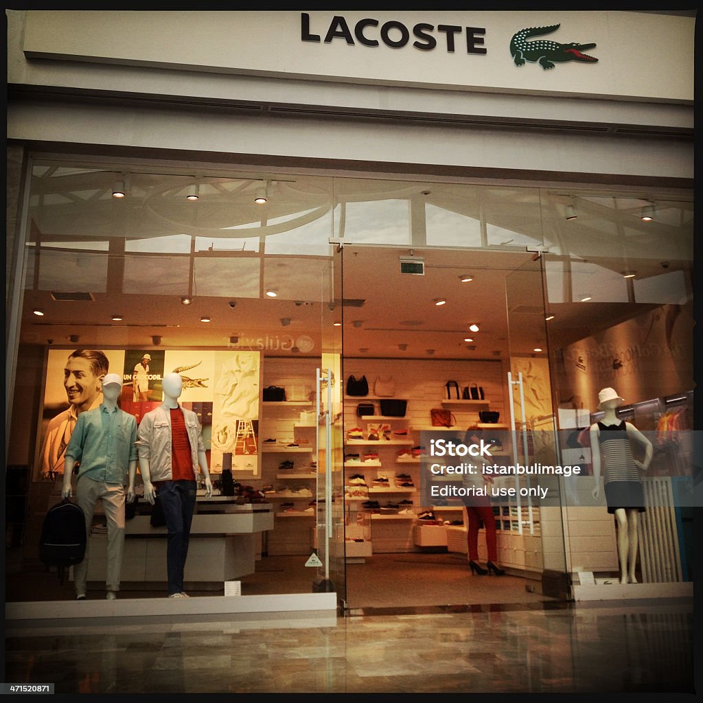 Lacoste loja em Istambul, Turquia - Foto de stock de Lacoste - Marca de moda conhecida royalty-free