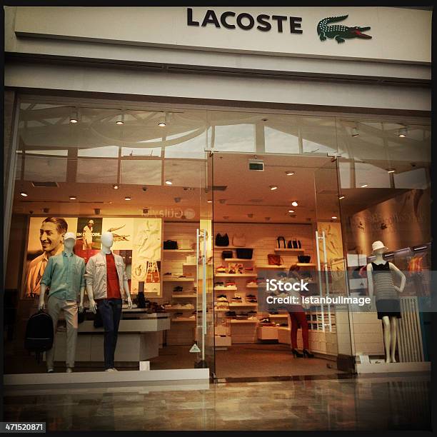 Foto de Lacoste Loja Em Istambul Turquia e mais fotos de stock de Lacoste - Marca de moda conhecida - Lacoste - Marca de moda conhecida, Loja, Adulto