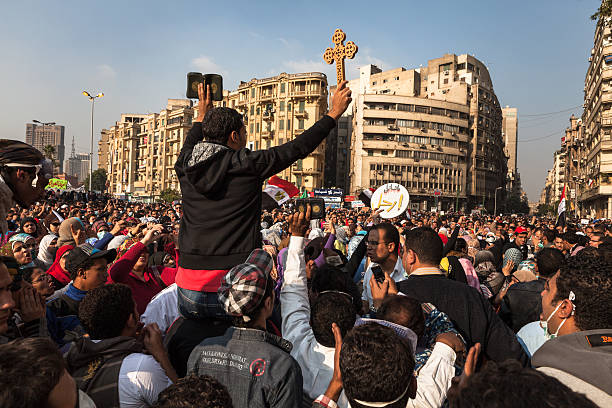 demonstrantami na tahrir protest przeciwko reguły wojskowe w egipcie. - arab spring obrazy zdjęcia i obrazy z banku zdjęć