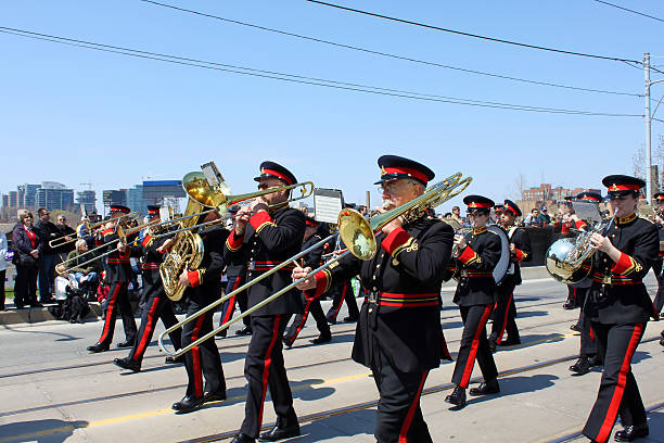 canadian banda che marcia - marching band trumpet bugle marching foto e immagini stock
