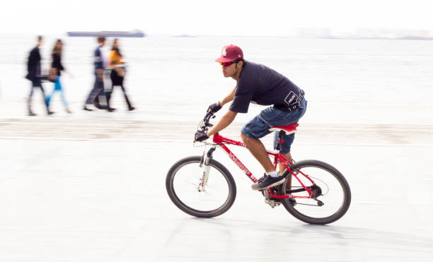 ciclista em acção - racing bicycle cyclist sports race panning imagens e fotografias de stock