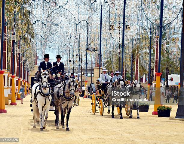 Persone Nel Trasporto Cavalli - Fotografie stock e altre immagini di Adulto - Adulto, Ambientazione esterna, Andalusia