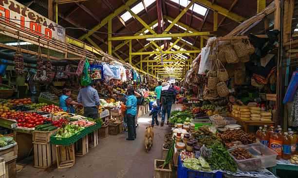 продукты рынка в castro на chiloé острова, чили - castro стоковые фото и изображения