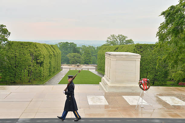 grabmal des unknowns sentinel - tomb tomb of the unknown soldier arlington national cemetery place of burial stock-fotos und bilder