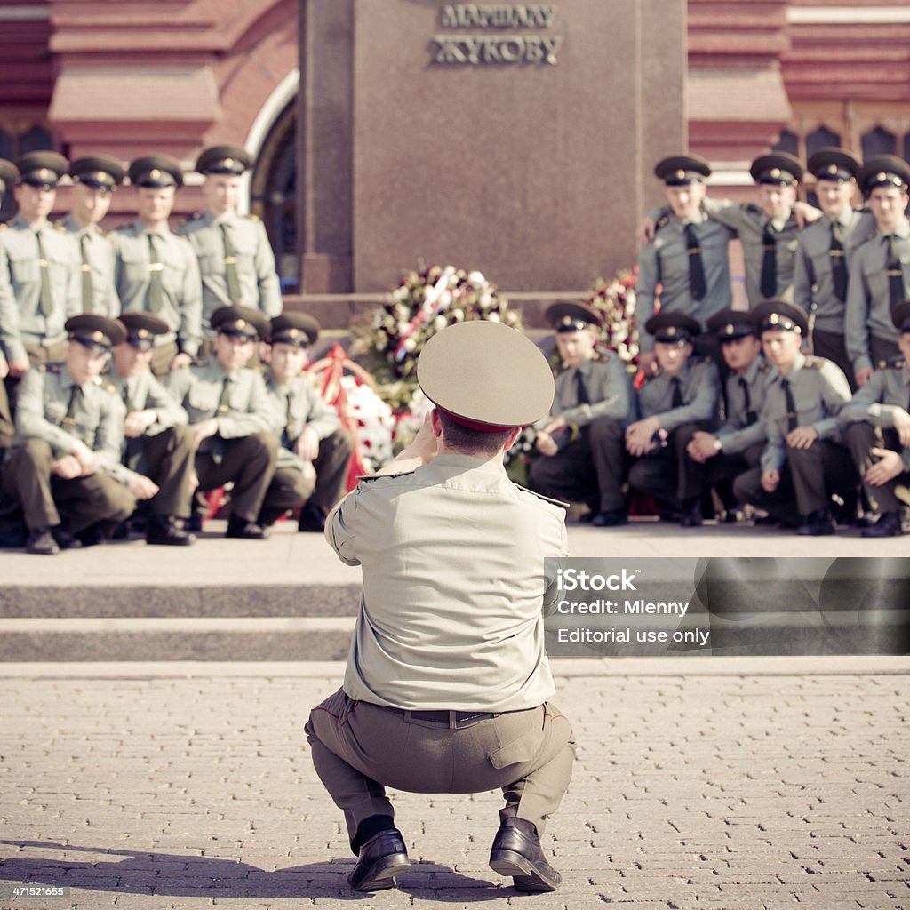 Russian officier en prenant une photo de groupe de soldats de Moscou - Photo de Accroupi libre de droits