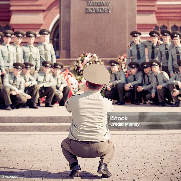 Rosyjski Officer Przyjmowanie Soldier Grupa Ujęcie Moskwa - zdjęcia stockowe i więcej obrazów Kreml