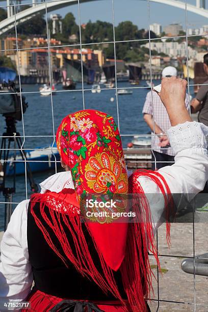Woman ラベーロ船を眺めながらポルト - イベリア半島のストックフォトや画像を多数ご用意 - イベリア半島, カラフル, スポーツ