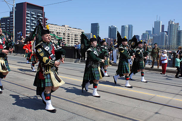 canadian banda che marcia - marching band trumpet bugle marching foto e immagini stock