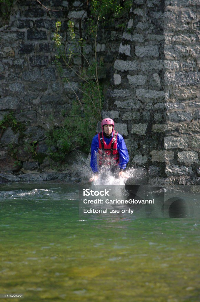 Homme de sauter dans la rivière - Photo de Activité libre de droits