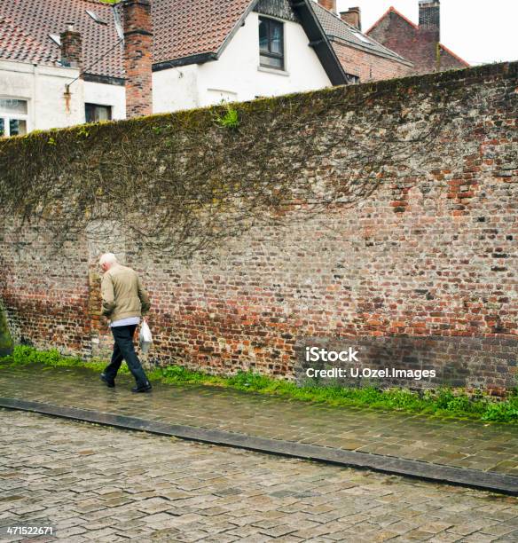 Idoso Brugge Bélgica - Fotografias de stock e mais imagens de 70 anos - 70 anos, Adulto, Andar