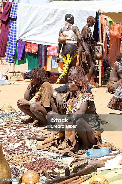 Mercado Tribal Africana - Fotografias de stock e mais imagens de Adulto - Adulto, Ao Ar Livre, Comércio - Consumismo