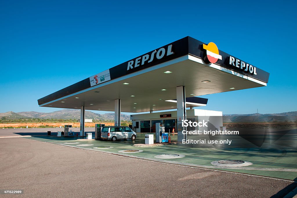 Repsol estación de - Foto de stock de Gasolinera libre de derechos