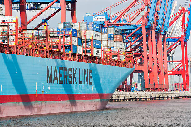 container-terminal in hamburg - harbor editorial industrial ship container ship stock-fotos und bilder