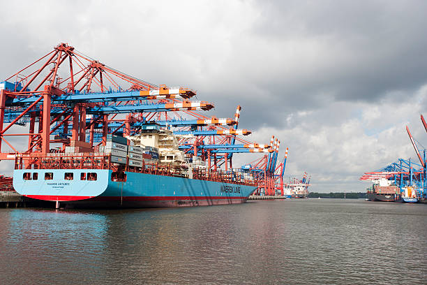 container-terminal in hamburg und dunkle wolken - harbor editorial industrial ship container ship stock-fotos und bilder